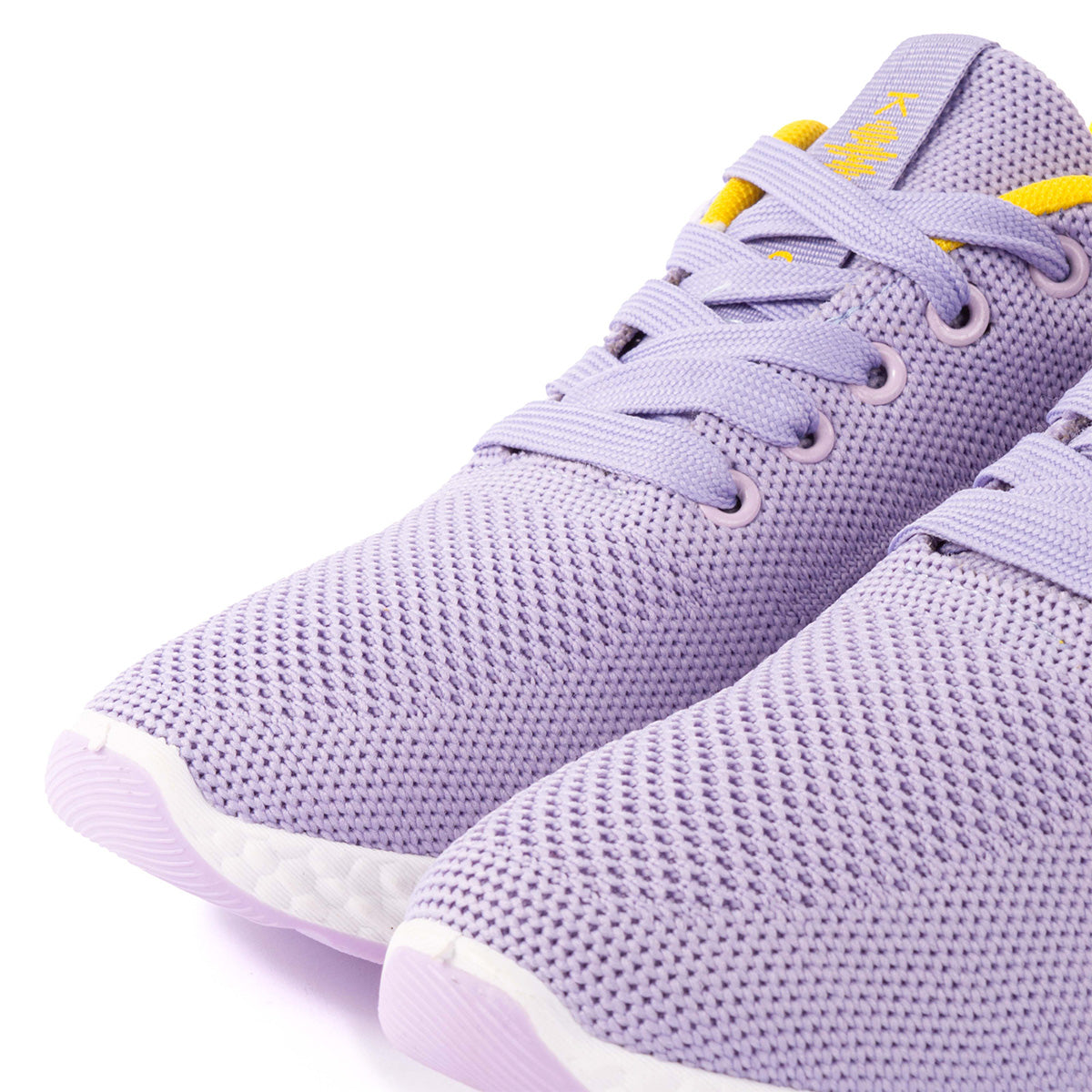 Tenis deportivos color lila en malla tejida