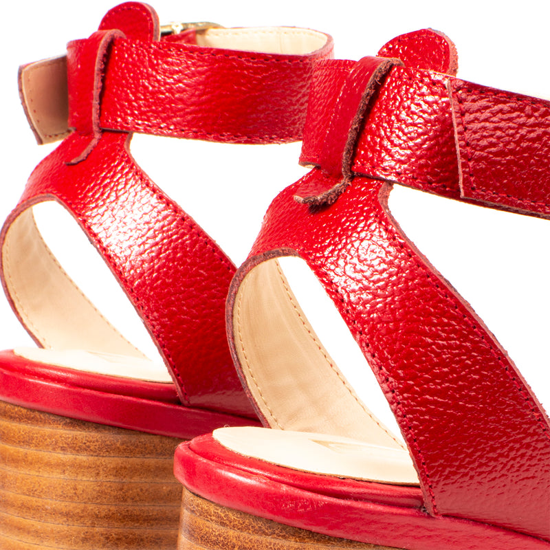 Sandalia de cuero color rojo con tacón para dama