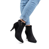Botines de cuero color negro con tacón tipo aguja