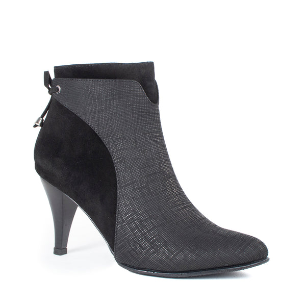 Botines de cuero color negro con tacón tipo aguja