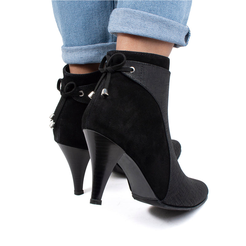 Botines de cuero color negro con tacón tipo aguja