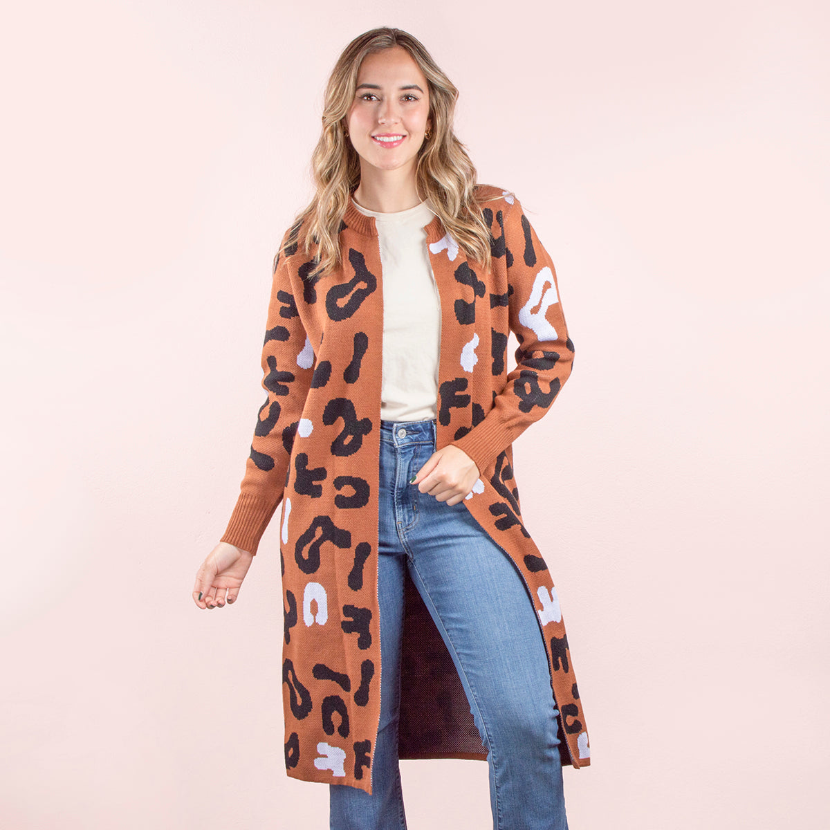 Chaqueta tipo gabán color café diseño animal print
