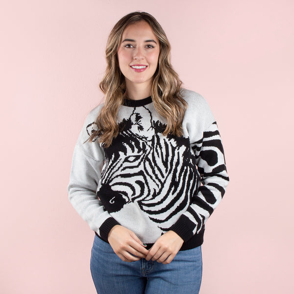 Buzo color blanco tejido, fondo de zebra