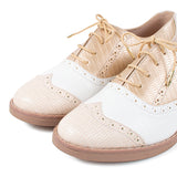 Zapato tipo Oxford color talco con perforaciones, para dama