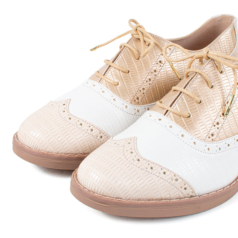 Zapato tipo Oxford color talco con perforaciones, para dama