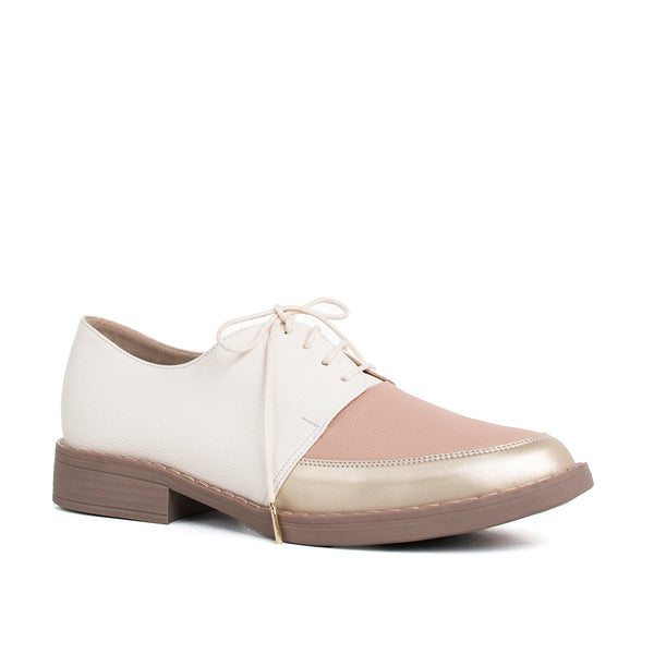 Zapato tipo Oxford color nude con punta dorada, para dama