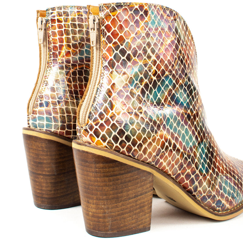 Botín de cuero tipo texano color blanco estampado multicolor, para dama