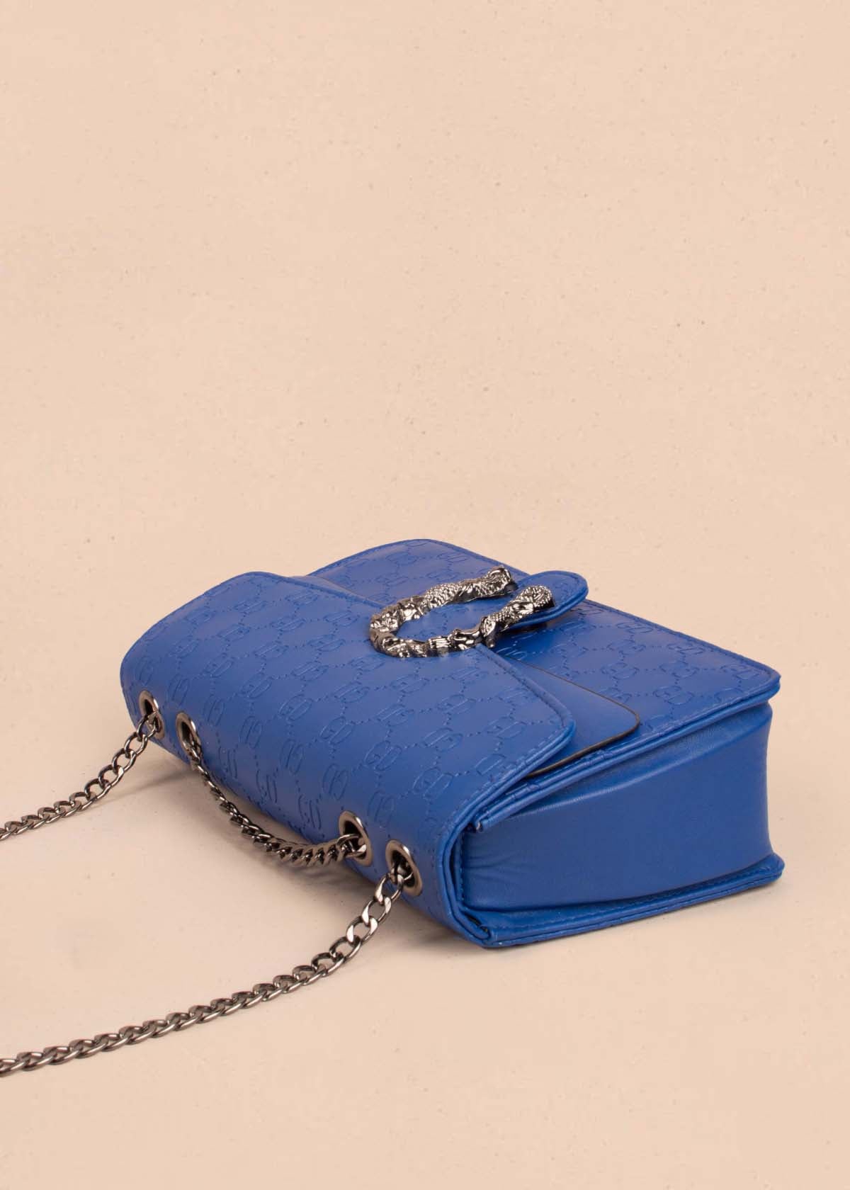 Bolso tipo bandolera color azul con herraje 102784