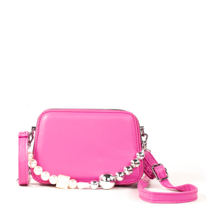 Bolso tipo bandolera color fucsia con detalle de perlas, para dama