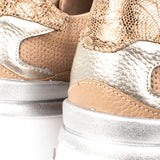 Tenis casuales en cuero color miel con plateado, para dama
