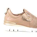 Tenis en cuero color taupe con perforaciones, para dama