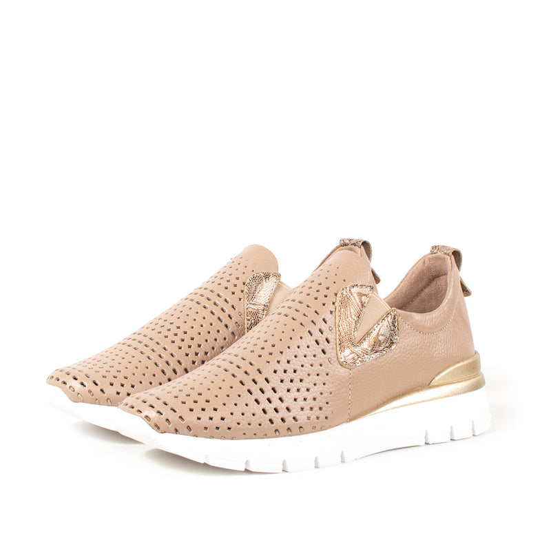 Tenis en cuero color taupe con perforaciones, para dama