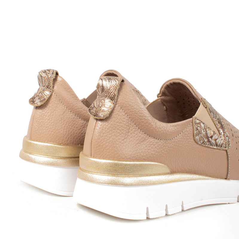 Tenis en cuero color taupe con perforaciones, para dama