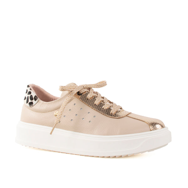 Tenis deportivos en cuero color taupe con perforaciones, para dama