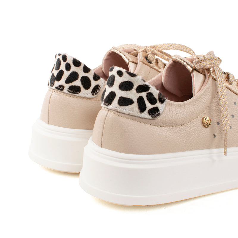 Tenis deportivos en cuero color taupe con perforaciones, para dama