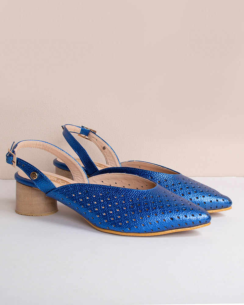 Tacón trabilla de cuero color azul con perforaciones, para dama