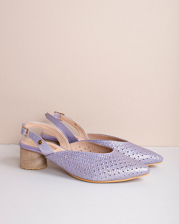 Tacón trabilla de cuero color lila con perforaciones, para dama