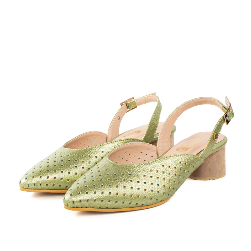 Tacón trabilla de cuero color verde con perforaciones, para dama