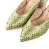 Tacón trabilla de cuero color verde con perforaciones, para dama