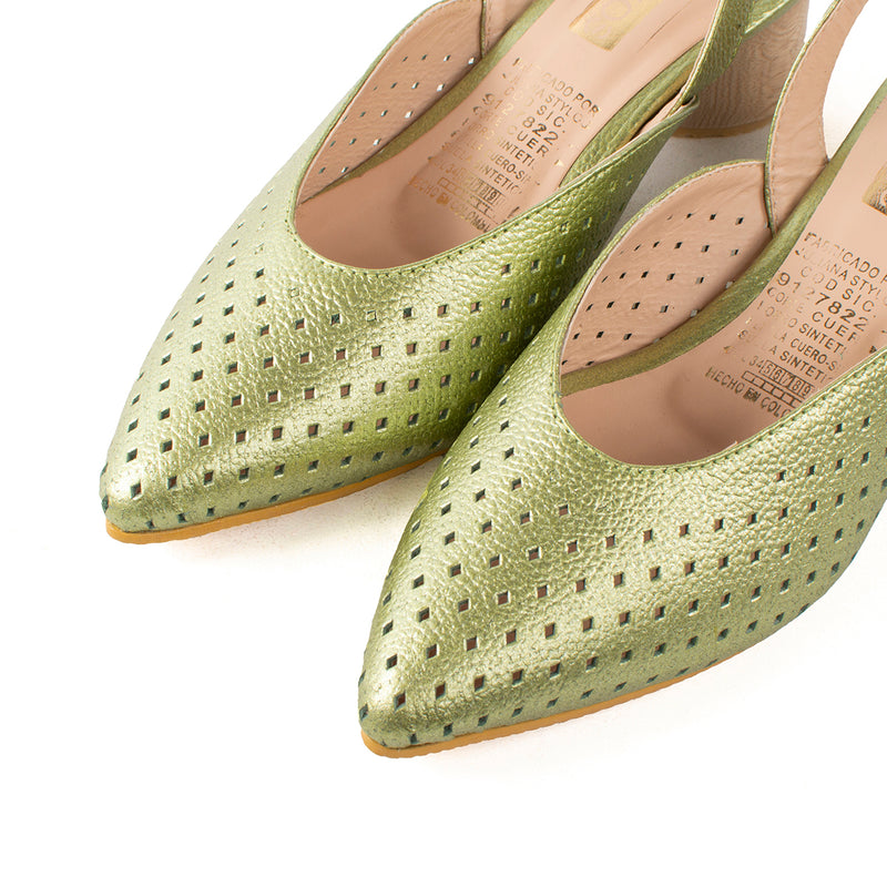 Tacón trabilla de cuero color verde con perforaciones, para dama