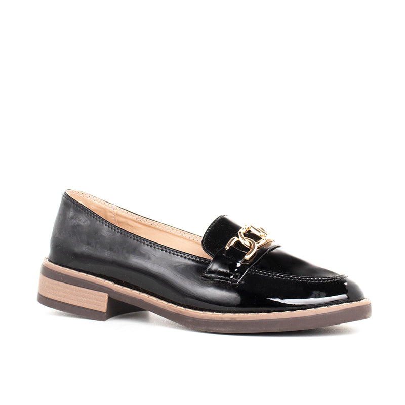 Mocasín color negro charol con aplique dorado, para dama
