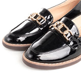 Mocasín color negro charol con aplique dorado, para dama