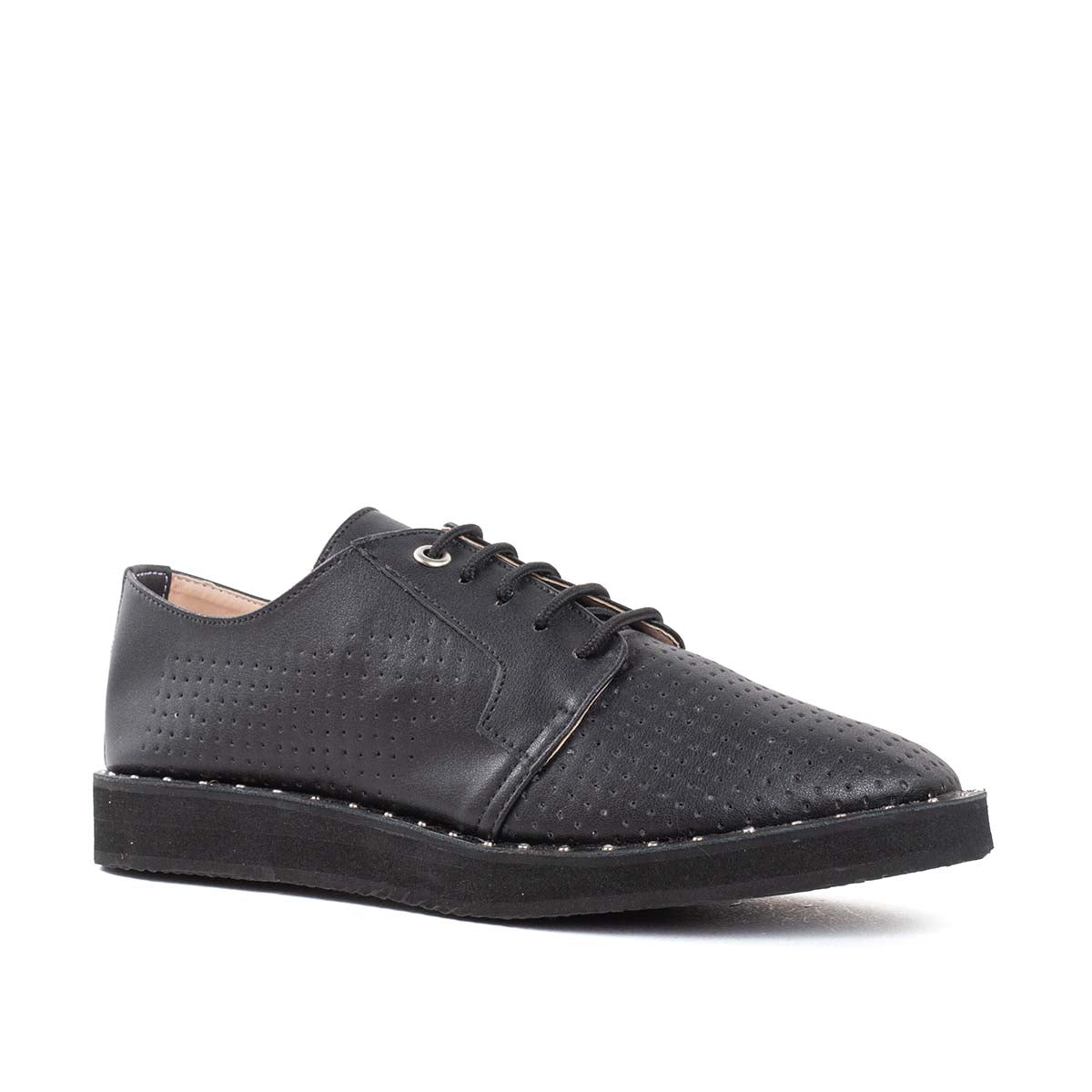 Zapato oxford negro con taches en suela y perforaciones