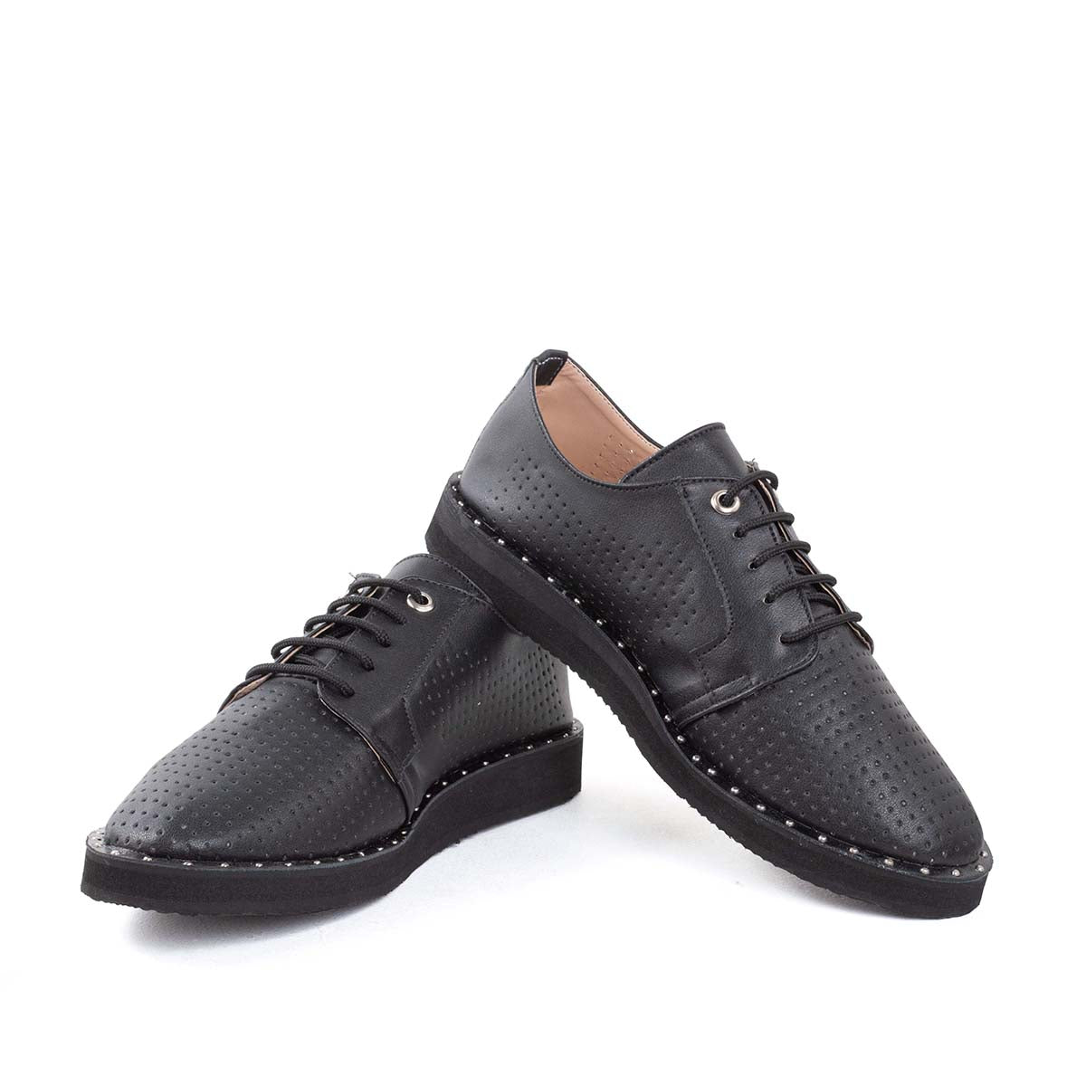 Zapato oxford negro con taches en suela y perforaciones