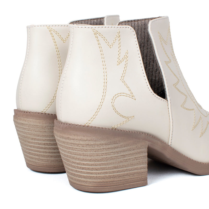 Botines tipo texanos color beige con bordado en capellada