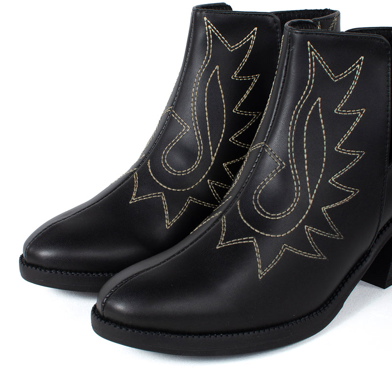 Botines tipo texanos color negro con bordado en capellada