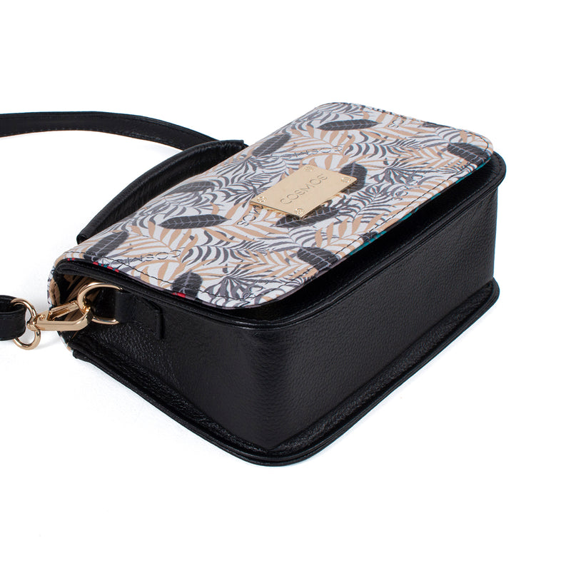 Bolso bandolera de cuero color negro con estampado frontal