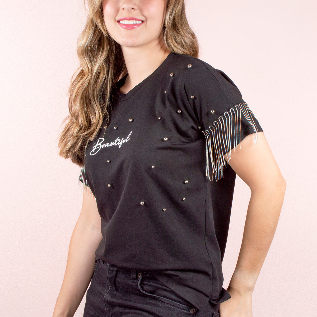Camiseta color negro con flecos en mangas