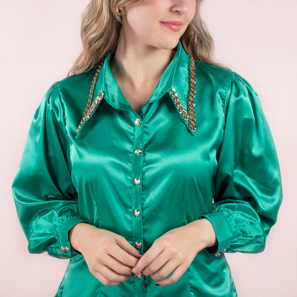 Blusa manga larga color verde con detalle de cadena
