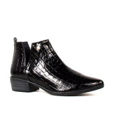 Botín negro charolado con textura croco, para dama.