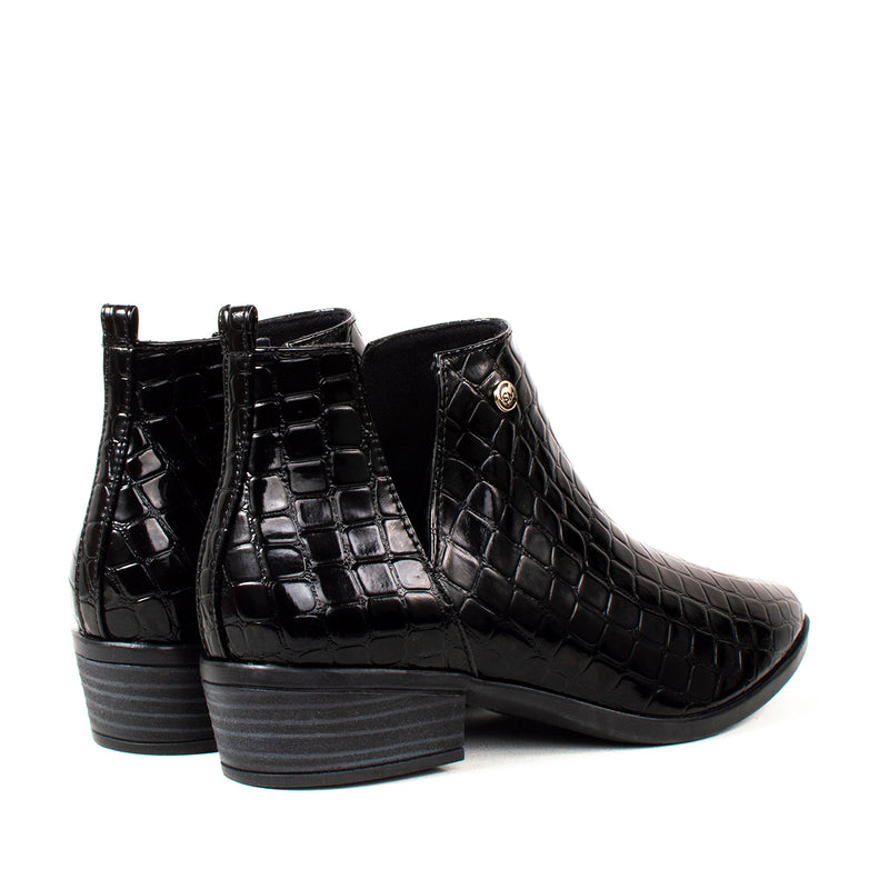 Botín negro charolado con textura croco, para dama.