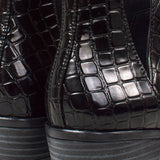 Botín negro charolado con textura croco, para dama.