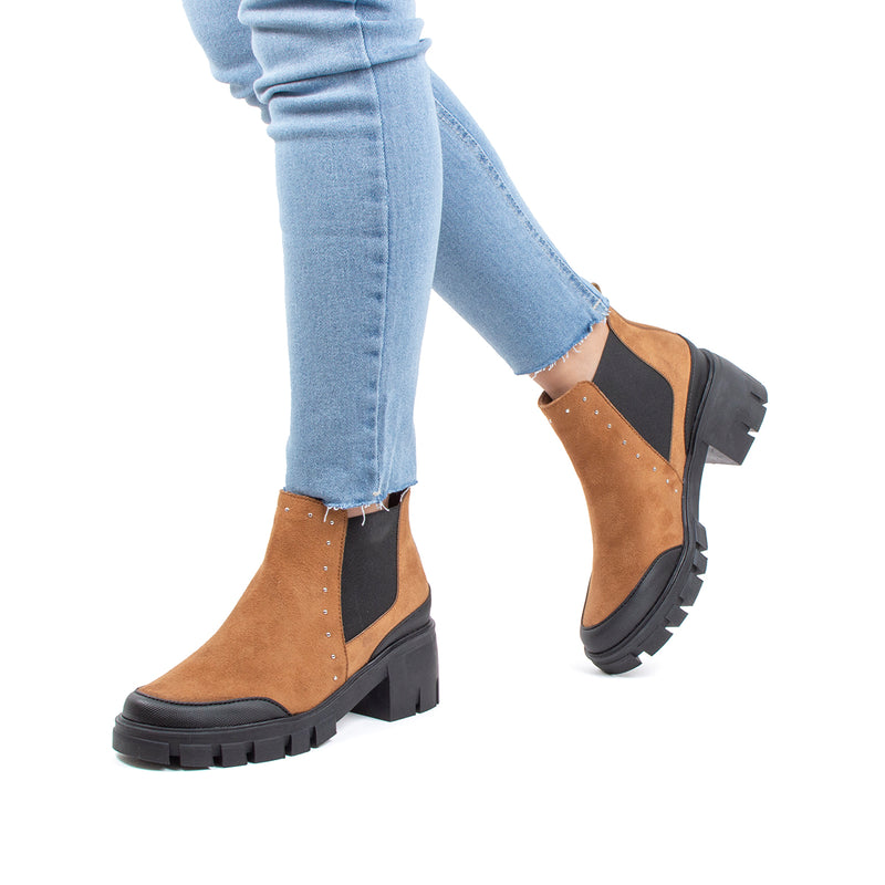 Botines color miel en gamuza sintética con taches