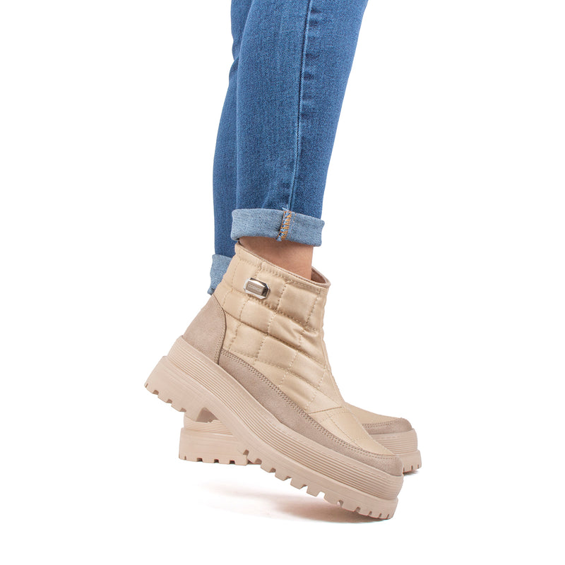 Botines color arena con capellada textil