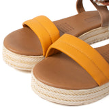 Sandalia plana color taupe con lazo, para dama