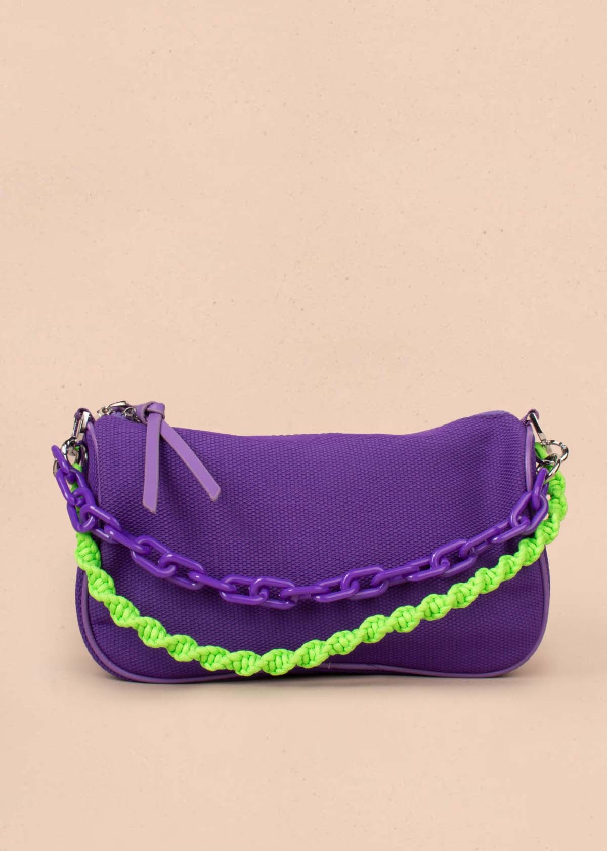 Bolso tipo bandolera color morado con cadena 103106