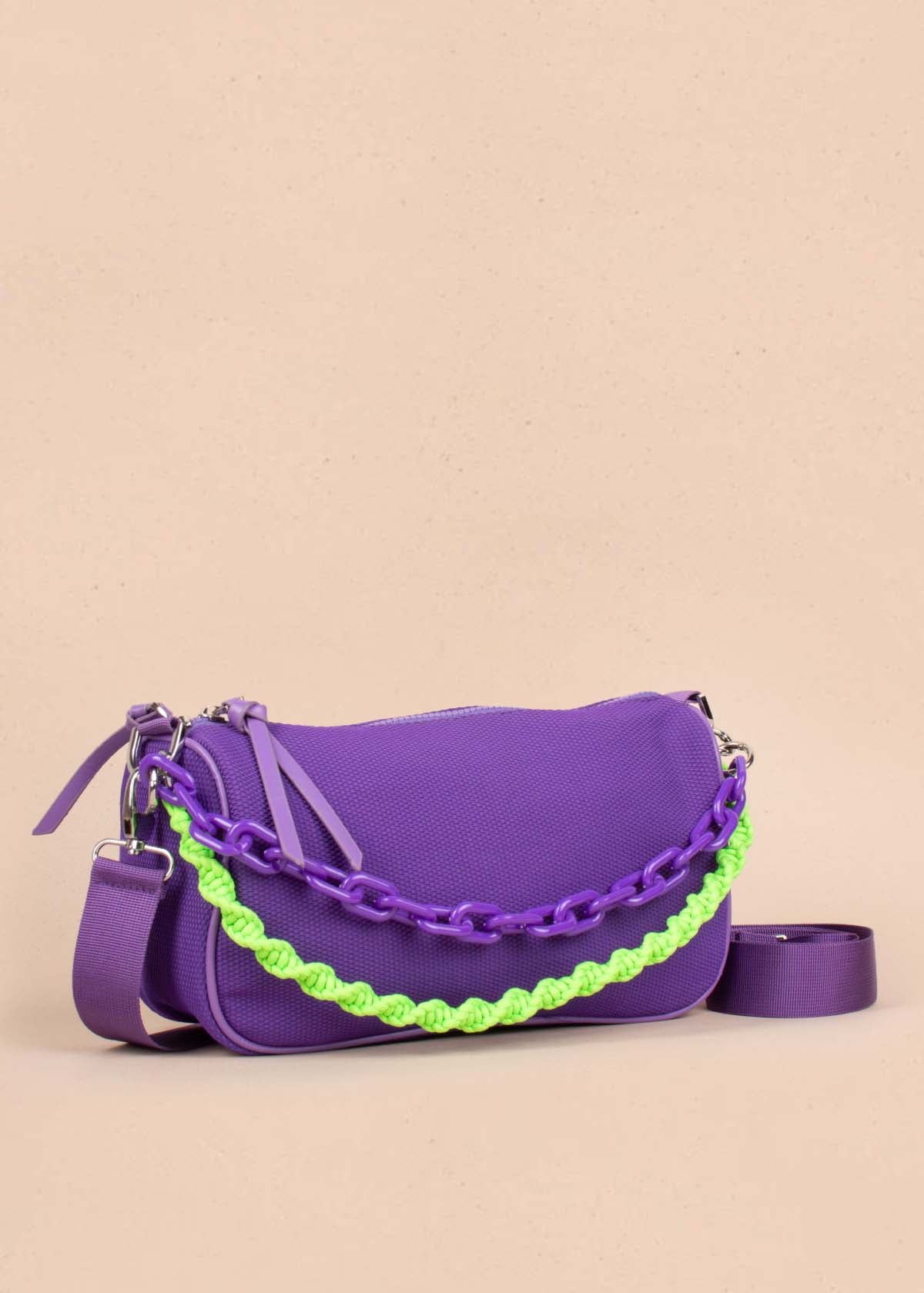 Bolso tipo bandolera color morado con cadena 103106