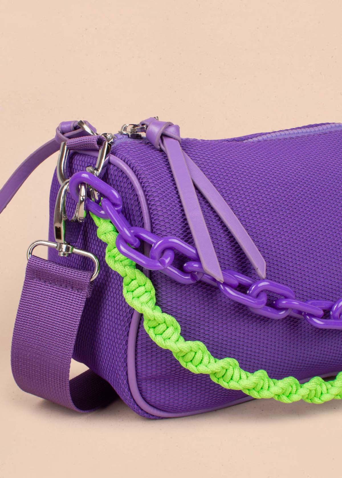 Bolso tipo bandolera color morado con cadena 103106