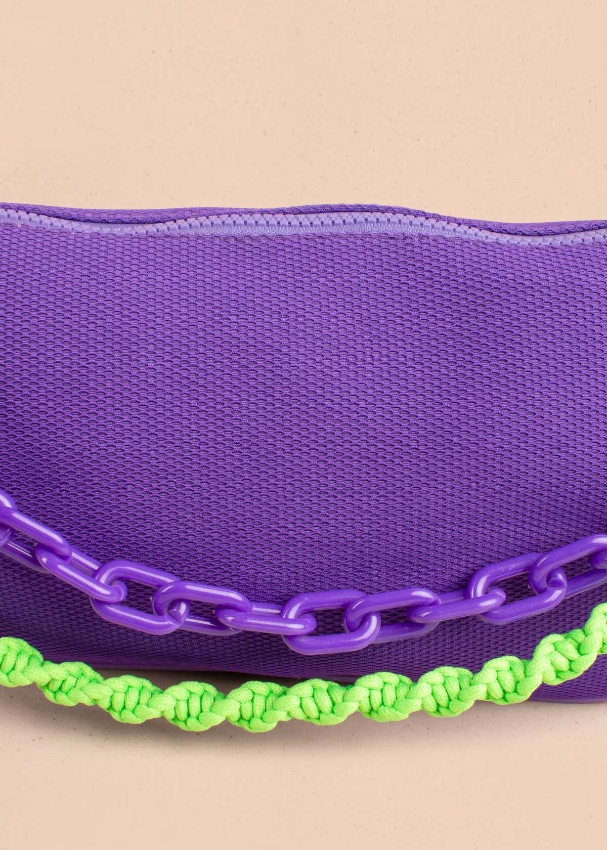 Bolso tipo bandolera color morado con cadena 103106