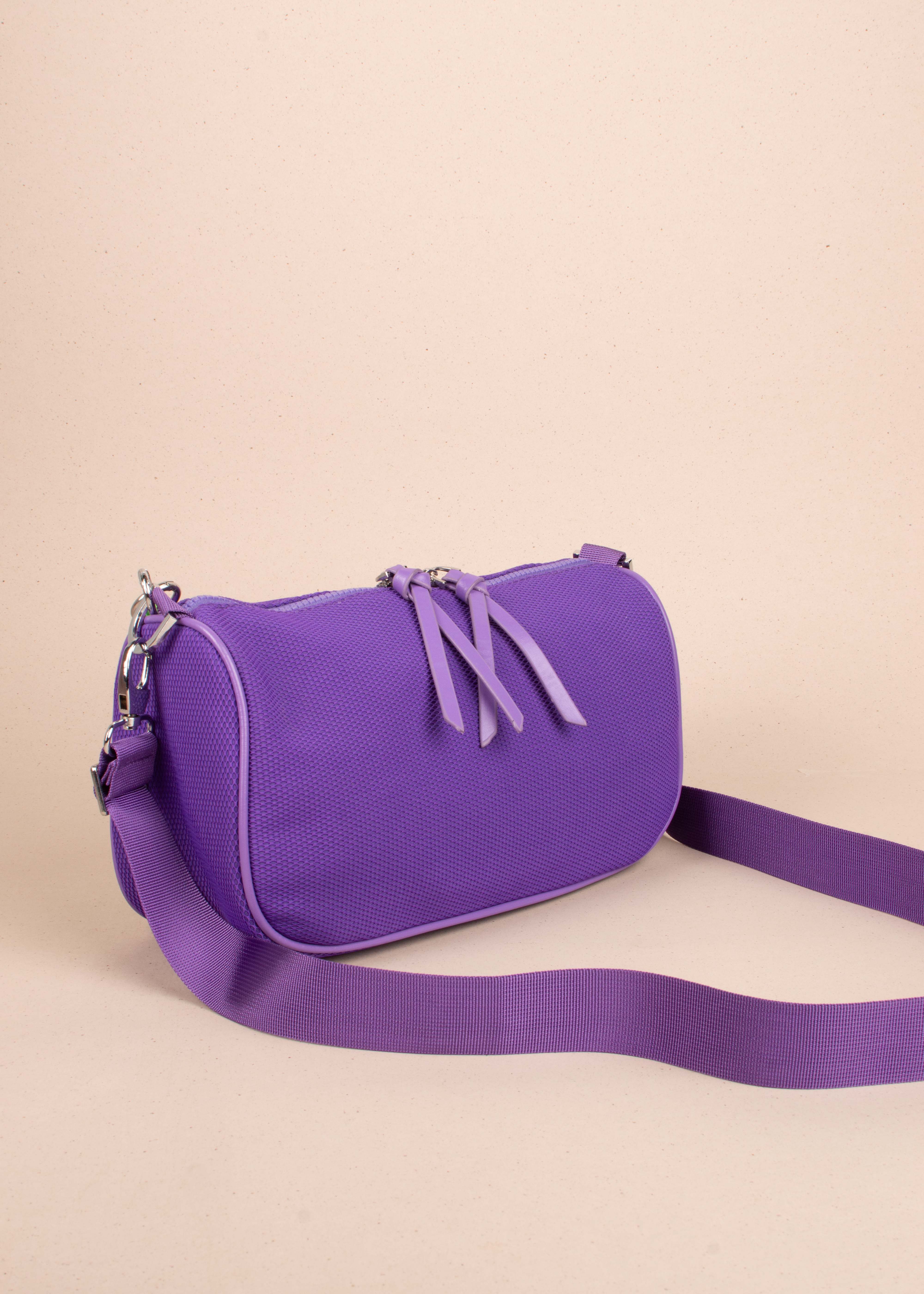 Bolso tipo bandolera color morado con cadena 103106