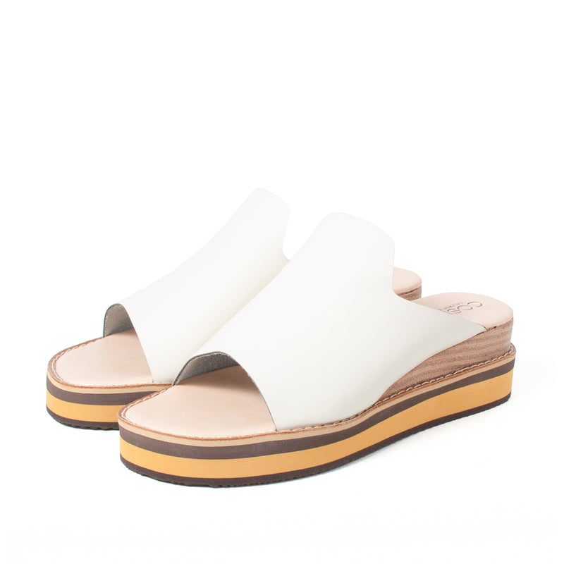 sandalia color talco con punta abierta, para dama