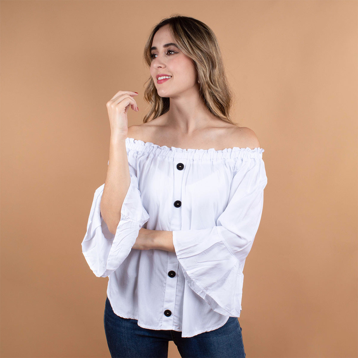 Blusa color blanco con botones y manga larga