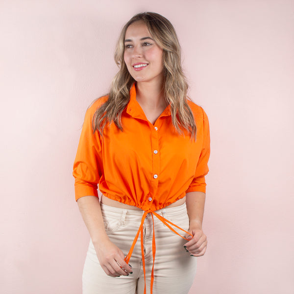 Blusa corta color naranja con moño en abdomen