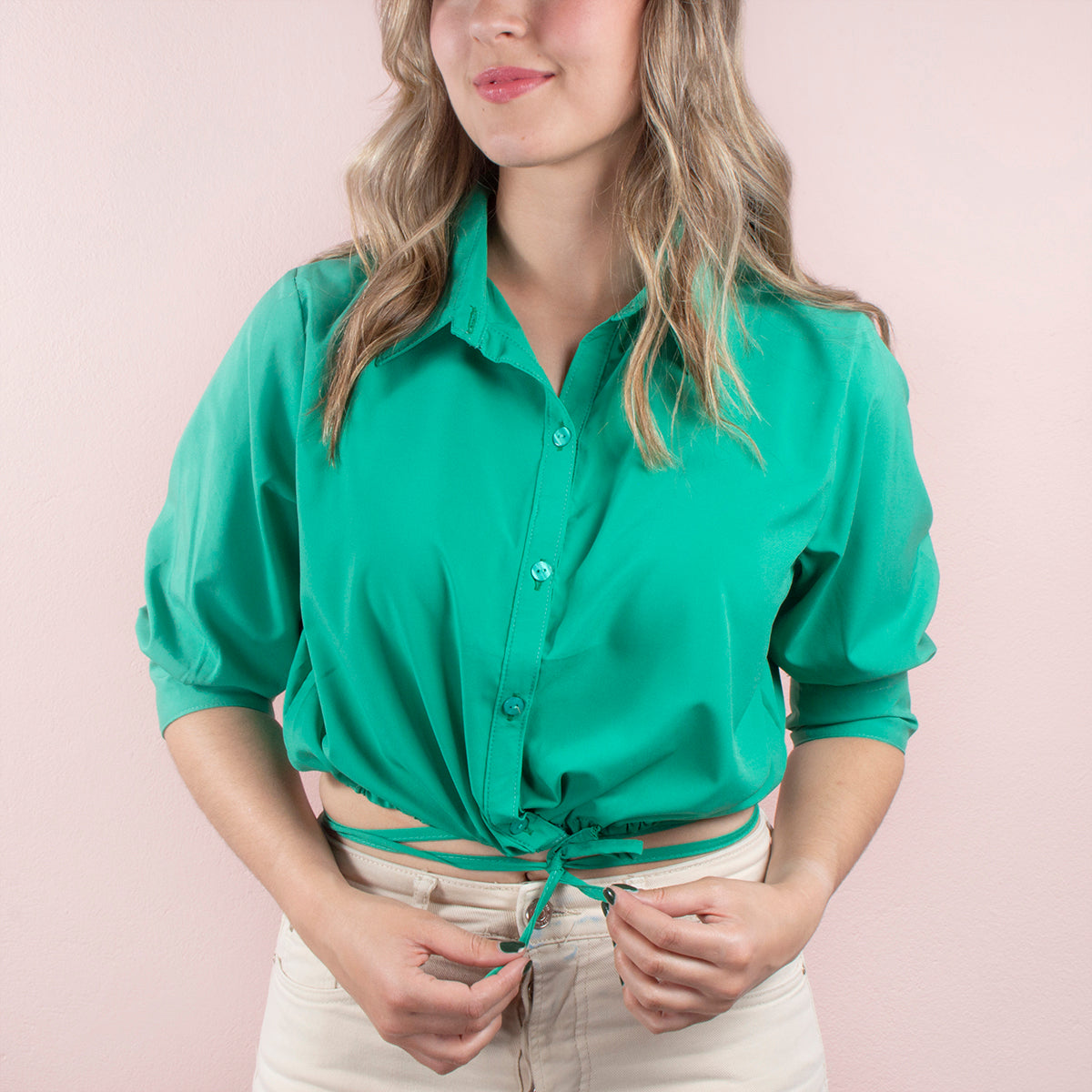 Blusa corta color verde con moño en abdomen