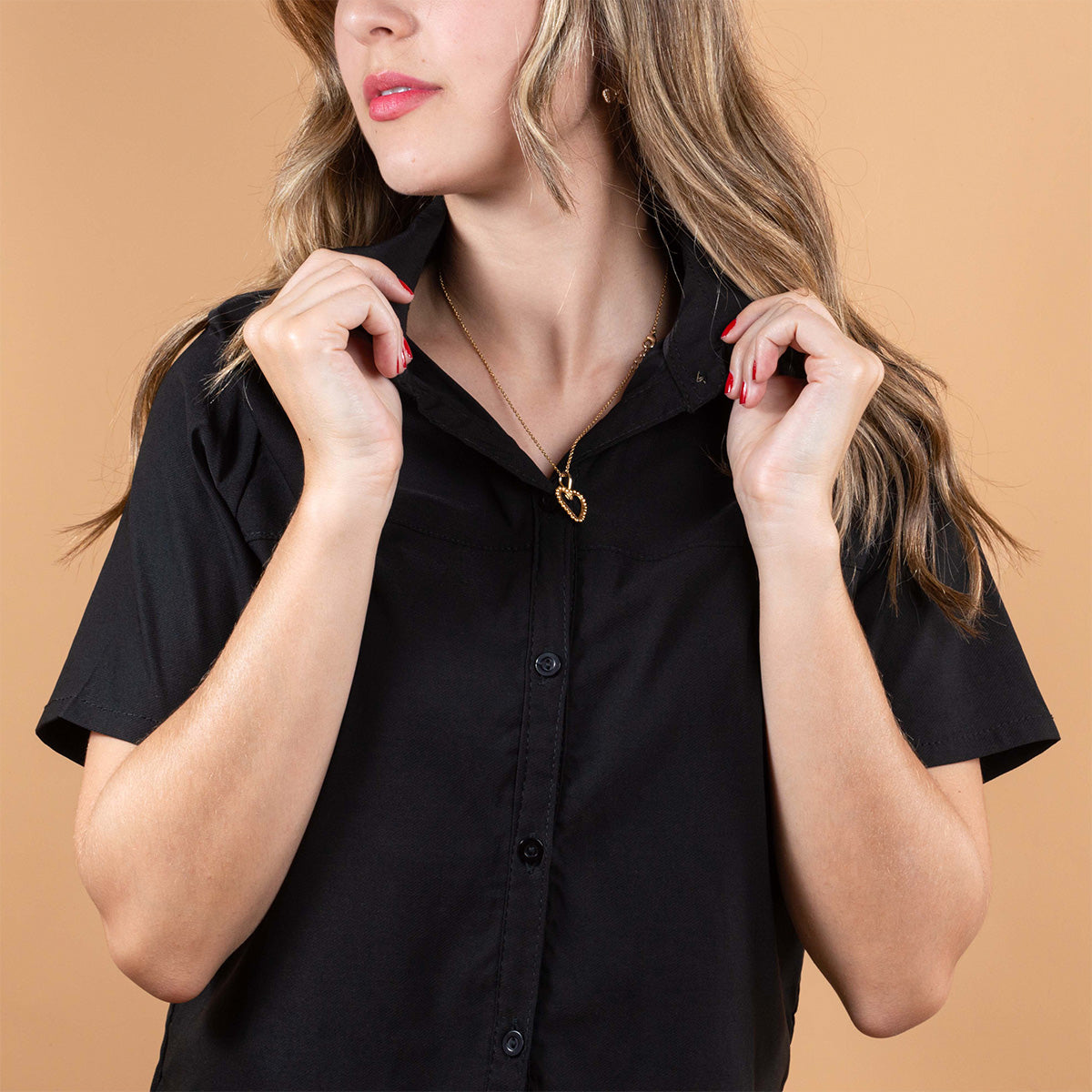 Blusa casual color negro con botones y cuello de solapa