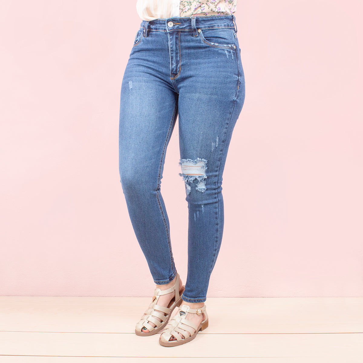 Jeans tipo skinny color azul diseño desgastado